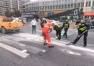 建筑垃圾散落 隊員及時清理—良渚地鐵菜場項目隊員清理建筑垃圾