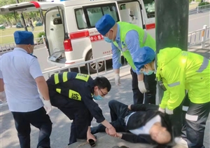 男子醉酒躺路邊 隊員幫助送醫(yī)治—東湖市容項目隊員救助醉酒男子