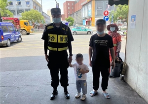 男童走散急哭啼 隊員幫其尋家人—運河街道城管項目隊員幫助走散男