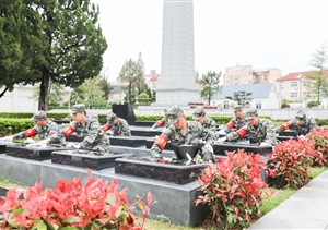 浦東新區(qū)烈士紀(jì)念設(shè)施守護(hù)崇敬志愿者服務(wù)隊(duì)開展清明祭掃活動(dòng)